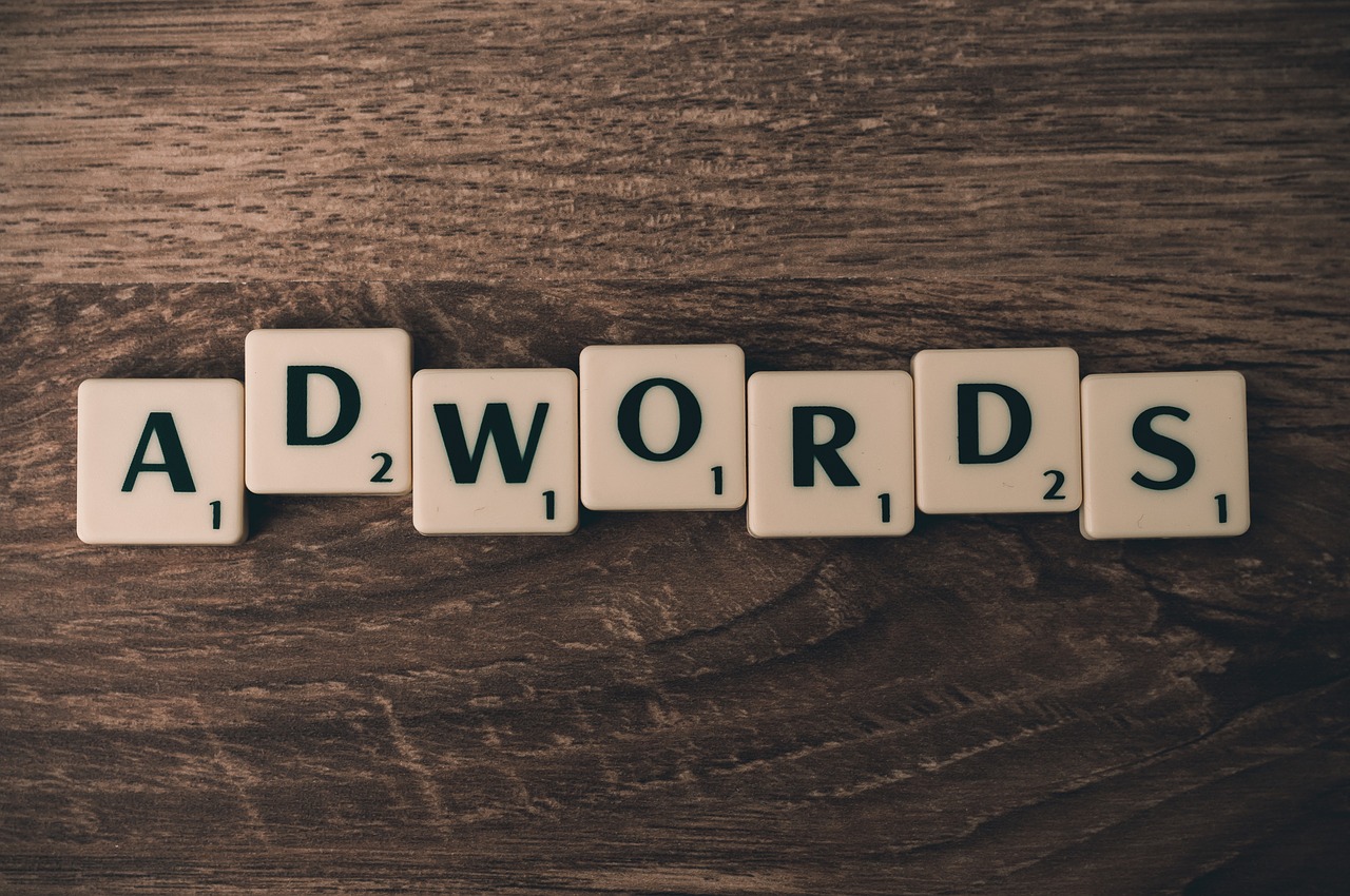 Napis adwords ułożony z kostek